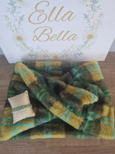 Load image into Gallery viewer, Tartan Fuffy Snood &amp; Bracelets Set
