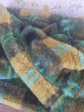Load image into Gallery viewer, Tartan Fuffy Snood &amp; Bracelets Set
